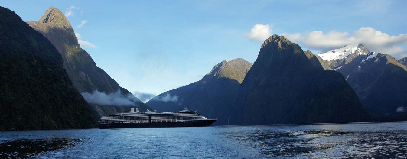 Nuestro buque el MS Oosterdam en el Fiordo Milford Sound en Nueva Zelanda CRUCEROS NUEVA ZELANDA MILFORD SOUND CRUISES CRUCEROS AUSTRALIA CRUCEROS EXOTICOS CRUCEROS DE EXPLORACION HOLLAND AMERICA MS OOSTERDAM